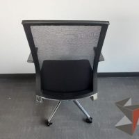 Lote 002 - 2 Silla ejecutivas con ruedas, descansa brazos, asiento en tela y respaldo en malla color negro - Imagen 3