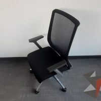 Lote 002 - 2 Silla ejecutivas con ruedas, descansa brazos, asiento en tela y respaldo en malla color negro - Imagen 4