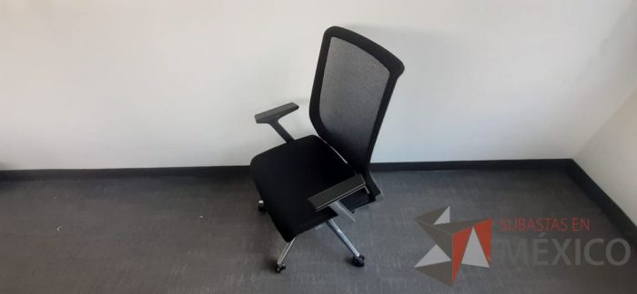 Lote 002 - 2 Silla ejecutivas con ruedas, descansa brazos, asiento en tela y respaldo en malla color negro - Imagen 4