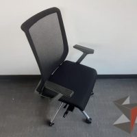 Lote 002 - 2 Silla ejecutivas con ruedas, descansa brazos, asiento en tela y respaldo en malla color negro - Imagen 5