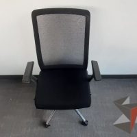 Lote 002 - 2 Silla ejecutivas con ruedas, descansa brazos, asiento en tela y respaldo en malla color negro