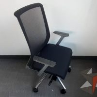 Lote 002 - 2 Silla ejecutivas con ruedas, descansa brazos, asiento en tela y respaldo en malla color negro - Imagen 7