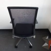 Lote 002 - 2 Silla ejecutivas con ruedas, descansa brazos, asiento en tela y respaldo en malla color negro - Imagen 8