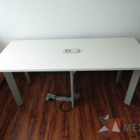 Lote 006 - Mesa de trabajo, patas metálicas y cubierta con accesorio para conexión color blanca. - Imagen 2