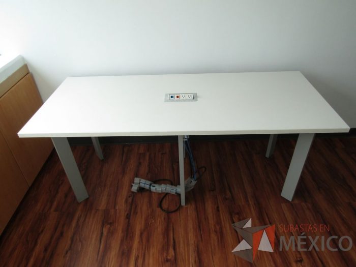 Lote 006 - Mesa de trabajo, patas metálicas y cubierta con accesorio para conexión color blanca. - Imagen 2
