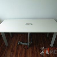 Lote 006 - Mesa de trabajo, patas metálicas y cubierta con accesorio para conexión color blanca. - Imagen 3