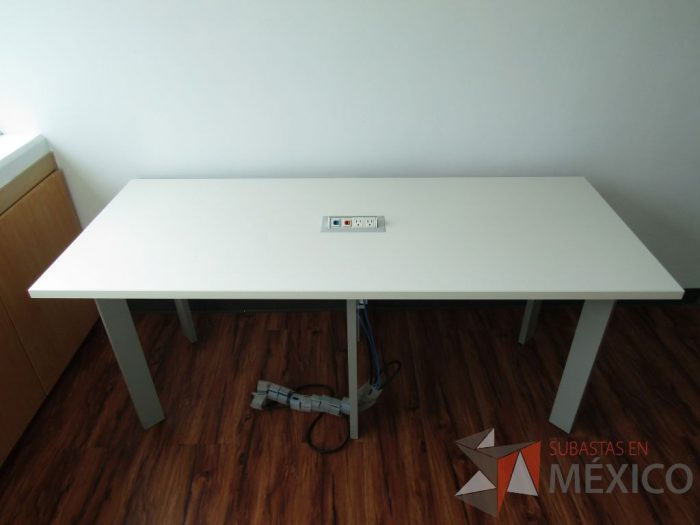 Lote 006 - Mesa de trabajo, patas metálicas y cubierta con accesorio para conexión color blanca. - Imagen 3