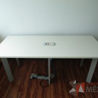 Lote 006 - Mesa de trabajo, patas metálicas y cubierta con accesorio para conexión color blanca. - Imagen 4