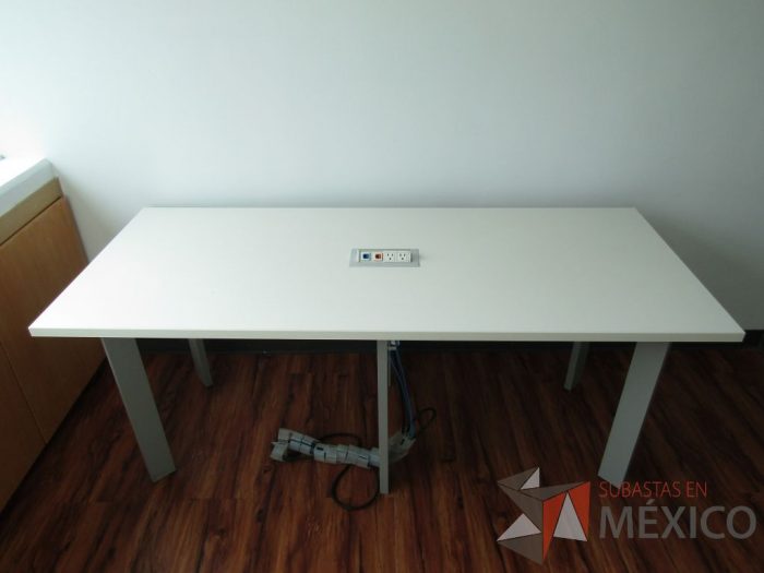 Lote 006 - Mesa de trabajo, patas metálicas y cubierta con accesorio para conexión color blanca. - Imagen 4