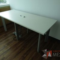 Lote 006 - Mesa de trabajo, patas metálicas y cubierta con accesorio para conexión color blanca. - Imagen 5