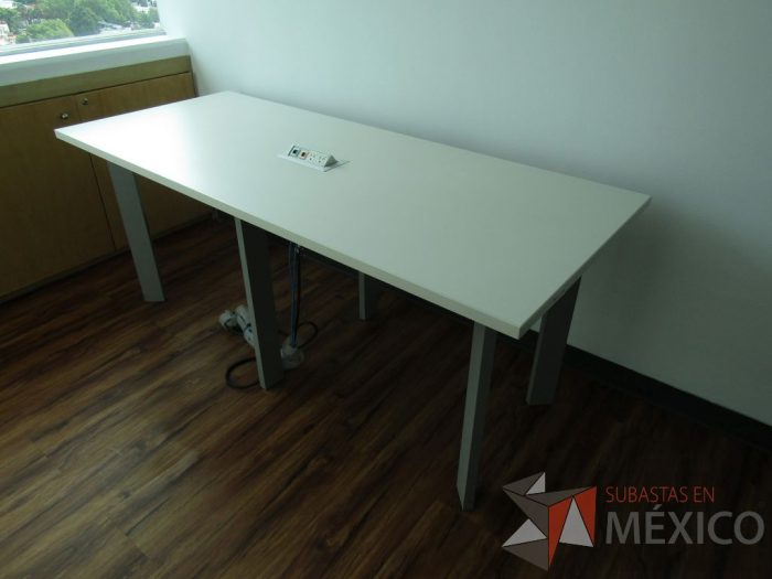 Lote 006 - Mesa de trabajo, patas metálicas y cubierta con accesorio para conexión color blanca. - Imagen 5