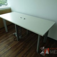 Lote 006 - Mesa de trabajo, patas metálicas y cubierta con accesorio para conexión color blanca. - Imagen 6