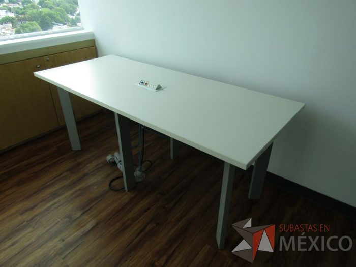Lote 006 - Mesa de trabajo, patas metálicas y cubierta con accesorio para conexión color blanca. - Imagen 6