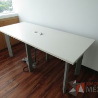 Lote 006 - Mesa de trabajo, patas metálicas y cubierta con accesorio para conexión color blanca. - Imagen 7