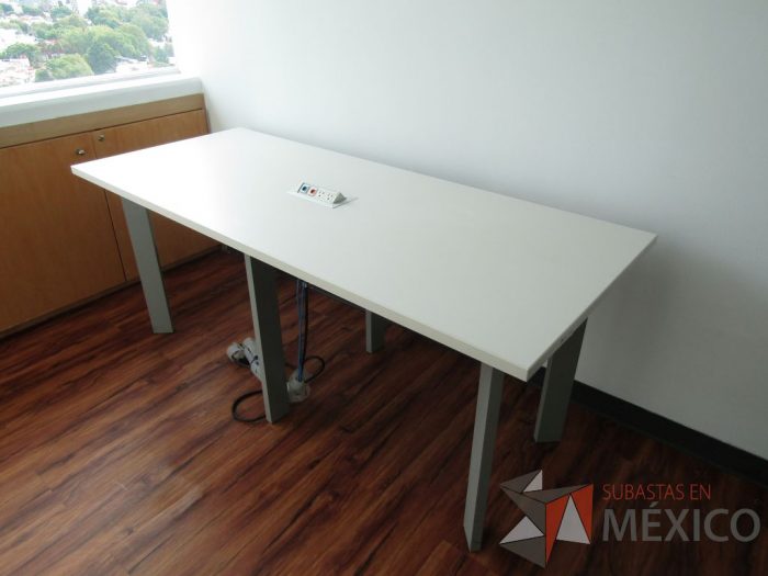 Lote 006 - Mesa de trabajo, patas metálicas y cubierta con accesorio para conexión color blanca. - Imagen 7