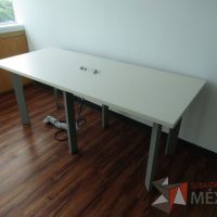Lote 006 - Mesa de trabajo, patas metálicas y cubierta con accesorio para conexión color blanca. - Imagen 8
