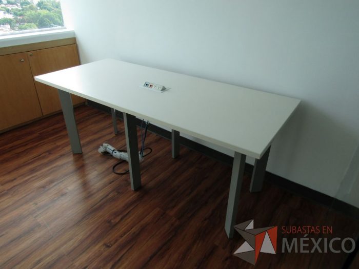 Lote 006 - Mesa de trabajo, patas metálicas y cubierta con accesorio para conexión color blanca. - Imagen 8