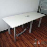 Lote 006 - Mesa de trabajo, patas metálicas y cubierta con accesorio para conexión color blanca.