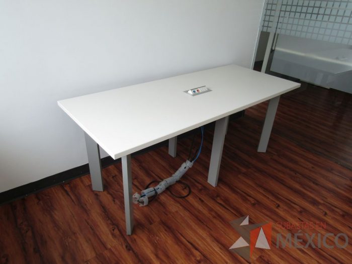 Lote 006 - Mesa de trabajo, patas metálicas y cubierta con accesorio para conexión color blanca.