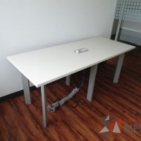 Lote 006 - Mesa de trabajo, patas metálicas y cubierta con accesorio para conexión color blanca. - Imagen 10