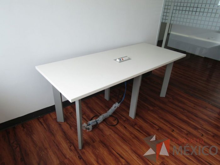 Lote 006 - Mesa de trabajo, patas metálicas y cubierta con accesorio para conexión color blanca. - Imagen 10