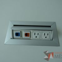 Lote 006 - Mesa de trabajo, patas metálicas y cubierta con accesorio para conexión color blanca. - Imagen 11