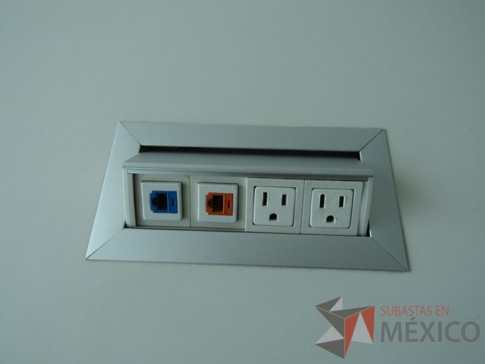 Lote 006 - Mesa de trabajo, patas metálicas y cubierta con accesorio para conexión color blanca. - Imagen 11