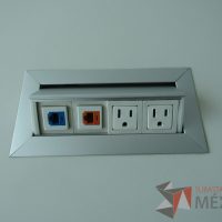 Lote 006 - Mesa de trabajo, patas metálicas y cubierta con accesorio para conexión color blanca. - Imagen 12