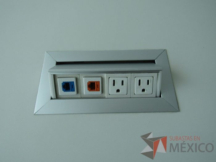 Lote 006 - Mesa de trabajo, patas metálicas y cubierta con accesorio para conexión color blanca. - Imagen 12
