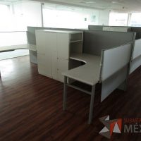 Lote 003 - Estación de trabajo para 4 personas, mampara alta, separadores de acrílico - Imagen 2