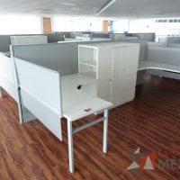 Lote 003 - Estación de trabajo para 4 personas, mampara alta, separadores de acrílico - Imagen 3