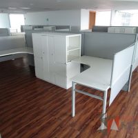 Lote 003 - Estación de trabajo para 4 personas, mampara alta, separadores de acrílico - Imagen 4