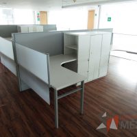 Lote 003 - Estación de trabajo para 4 personas, mampara alta, separadores de acrílico