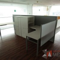Lote 013 - Estación de trabajo para 4 personas, mampara alta, separadores de acrílico - Imagen 3