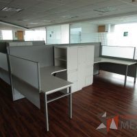 Lote 013 - Estación de trabajo para 4 personas, mampara alta, separadores de acrílico