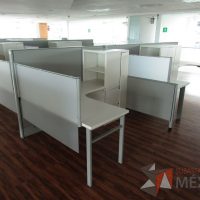 Lote 018 - Estación de trabajo para 6 personas, mampara alta, separadores de acrílico - Imagen 2