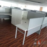 Lote 018 - Estación de trabajo para 6 personas, mampara alta, separadores de acrílico - Imagen 4