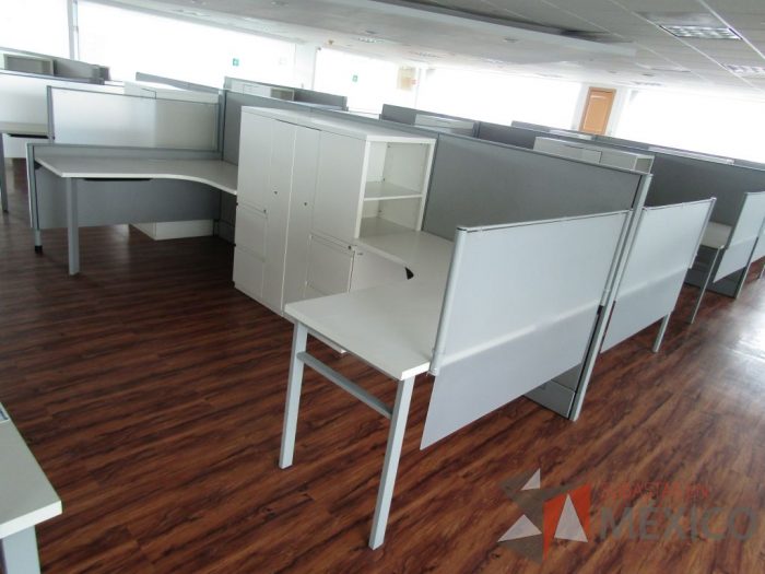 Lote 018 - Estación de trabajo para 6 personas, mampara alta, separadores de acrílico - Imagen 4