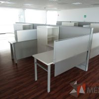 Lote 018 - Estación de trabajo para 6 personas, mampara alta, separadores de acrílico - Imagen 7