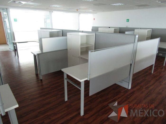 Lote 018 - Estación de trabajo para 6 personas, mampara alta, separadores de acrílico - Imagen 7