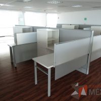 Lote 018 - Estación de trabajo para 6 personas, mampara alta, separadores de acrílico - Imagen 8