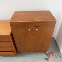 Lote 008 - Gabinete de 2 puertas y 2 entrepaños de madera