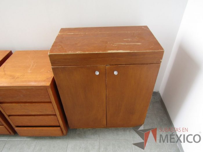 Lote 008 - Gabinete de 2 puertas y 2 entrepaños de madera