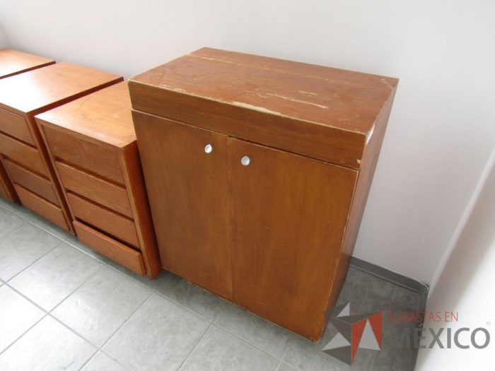 Lote 008 - Gabinete de 2 puertas y 2 entrepaños de madera - Imagen 3