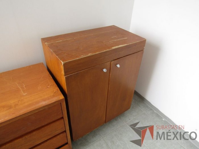 Lote 008 - Gabinete de 2 puertas y 2 entrepaños de madera - Imagen 4