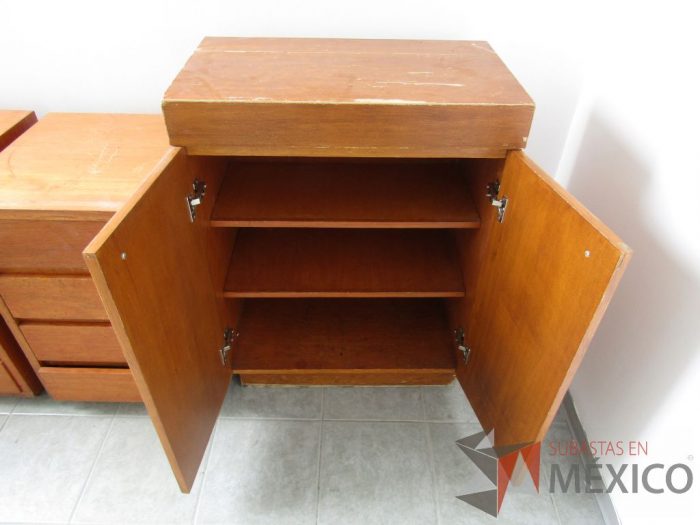 Lote 008 - Gabinete de 2 puertas y 2 entrepaños de madera - Imagen 6