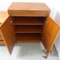 Lote 008 - Gabinete de 2 puertas y 2 entrepaños de madera - Imagen 7