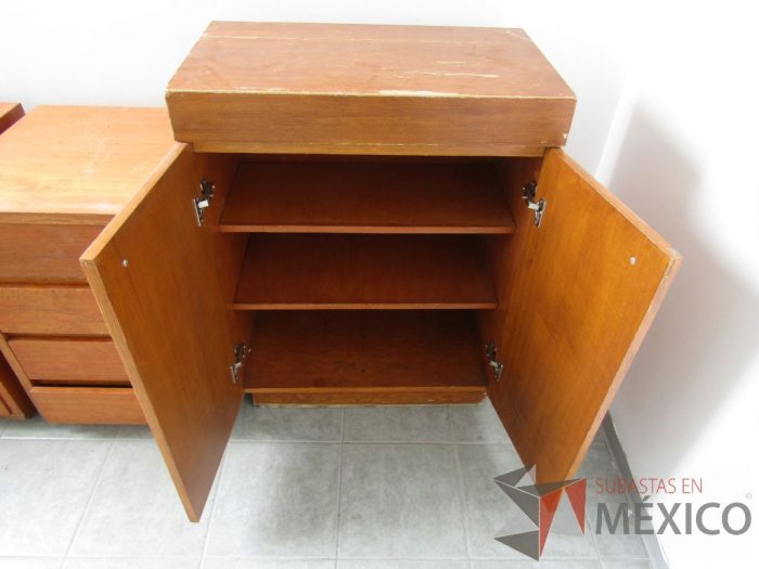 Lote 008 - Gabinete de 2 puertas y 2 entrepaños de madera - Imagen 7
