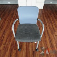 Lote 027 - 2 Sillas de visita con ruedas, asiento en tela con diseño en cuadricula