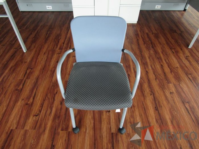 Lote 027 - 2 Sillas de visita con ruedas, asiento en tela con diseño en cuadricula